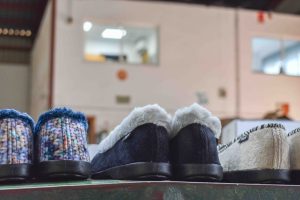 zapatillas de casa anatómicas de Calzados Matu para aliviar el dolor de pies.