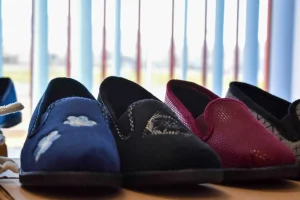 zapatillas cómodas para personas mayores con suela antideslizante