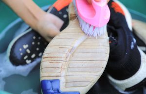 zapatillas artesanales limpias y cuidadas con productos ecológicos